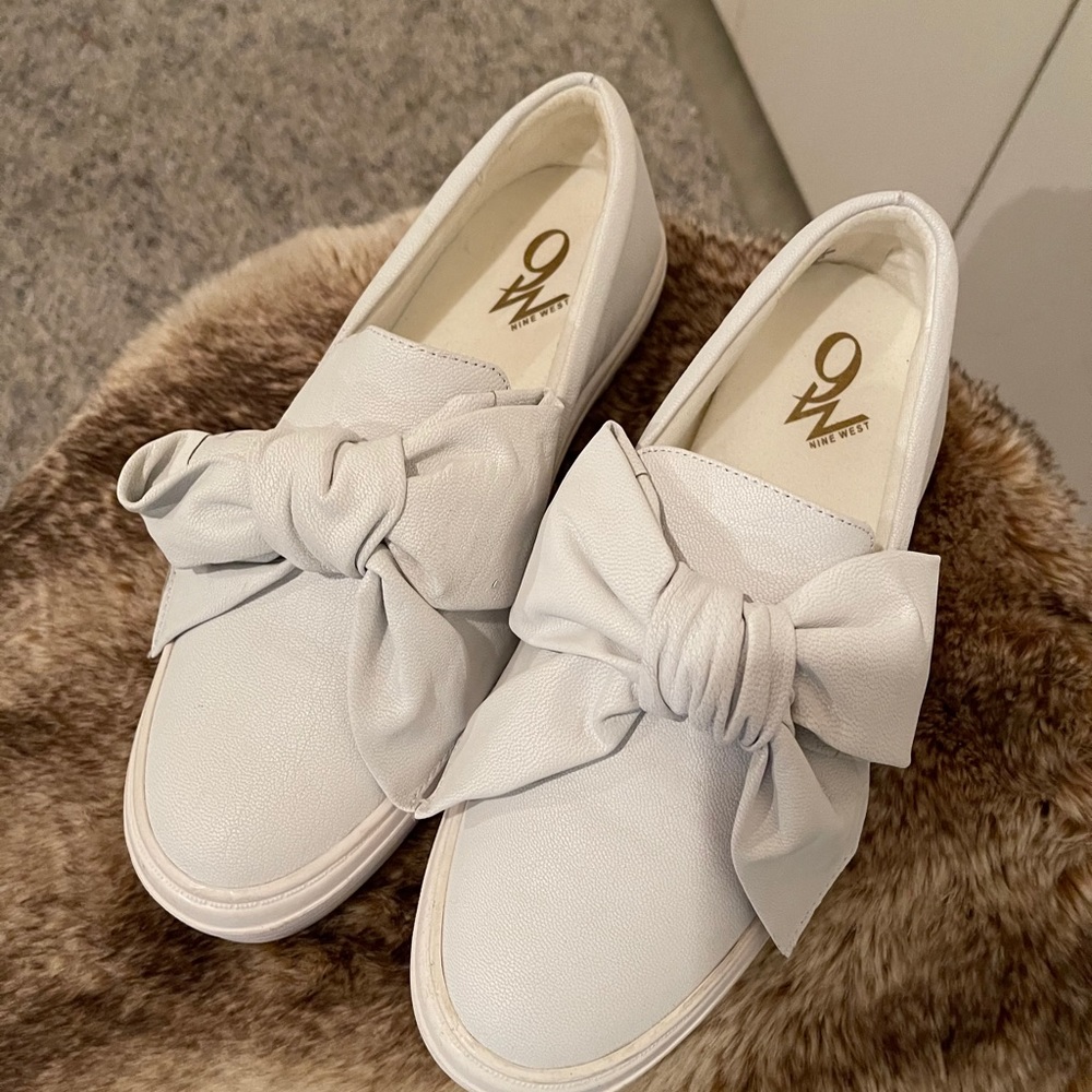New 9 West sneakers with bows